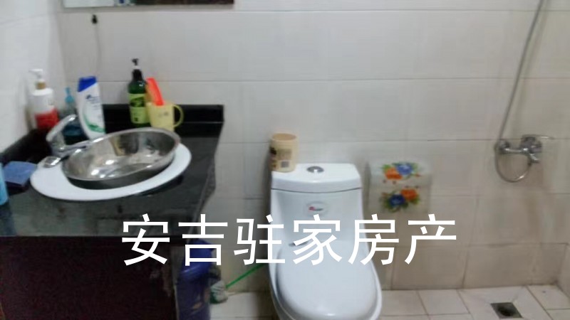 安吉老二中對(duì)面