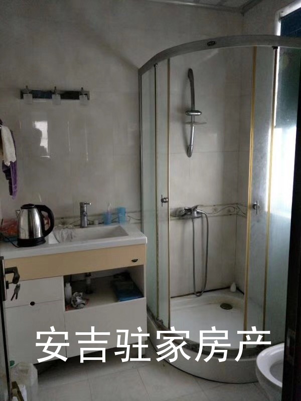 需要房間多的看過來 寧馨花園五樓帶閣樓 六室哦 只要2800