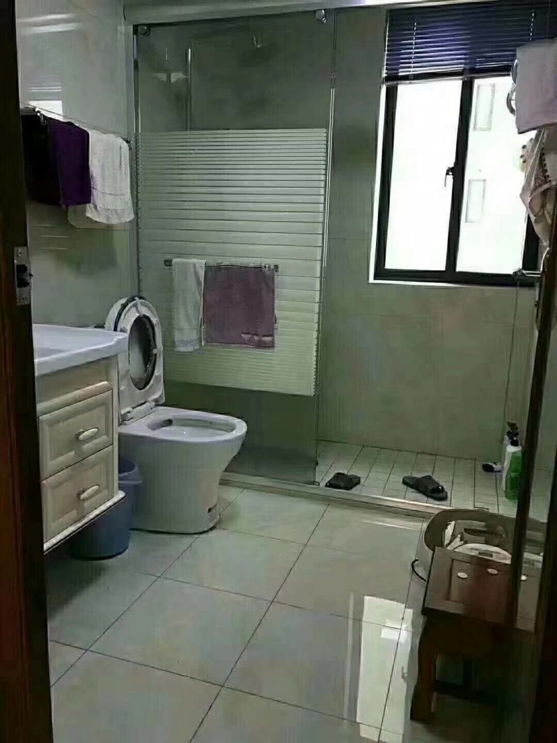 繁華地段，首次出租的豪裝三房，看房方便
