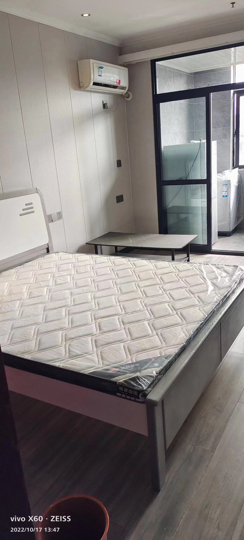 急租：三里亭電梯5樓單身公寓精全新裝修，家電齊全有廚房有獨(dú)立衛(wèi)生間掛1200/月！付三押一（朝南）