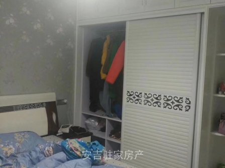 市區(qū)中心位置，縣鎮(zhèn)府邊上，高大上小區(qū)二樓，嘉鴻苑，140方，只要158萬