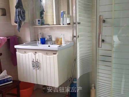 市區(qū)中心位置銘鴻公寓豪華裝修兩室只賣65萬
