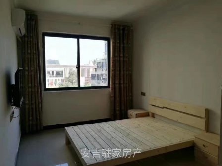 市中心地帶單間出租不能燒飯其他什么都有陽臺還包物業(yè)包100M寬帶只要1400哦！