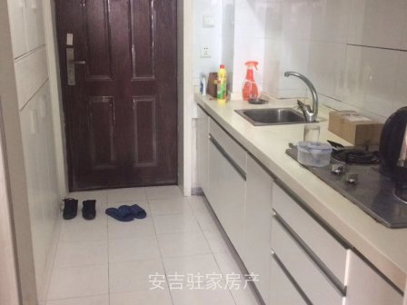 翠柳苑電梯房朝南帶廳單身公寓很干凈哦！只要1600
