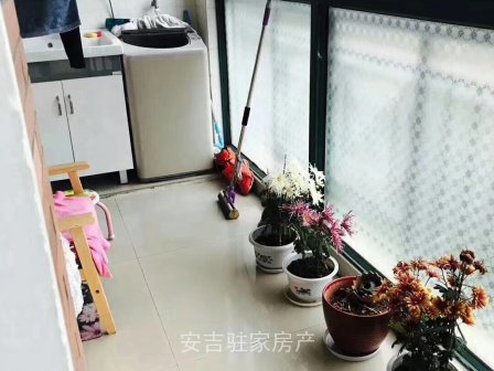 紅楓苑三樓三室兩廳兩衛(wèi)高檔裝修還帶儲(chǔ)藏室只賣130萬