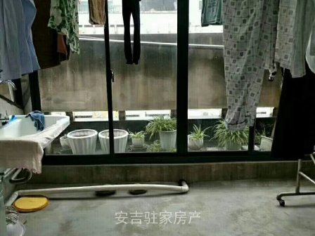 通凌路三樓實用面積140多方三室兩衛(wèi)兩陽臺還有大露臺只要2800