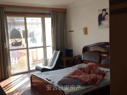 香樟苑四樓邊套3室2廳2衛(wèi)精裝拎包入住還送儲(chǔ)藏室！只賣104萬