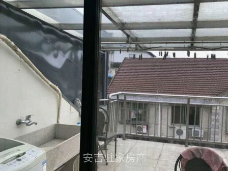 竹業(yè)城四樓閣樓單身公寓裝修很溫馨哦！還可以做兩室只要1200