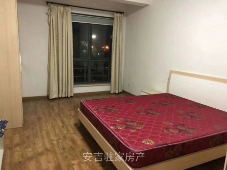 好位置城北小區(qū)三室精裝拎包入住很干凈！只要2200