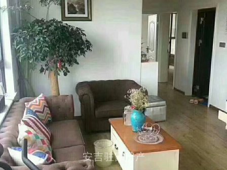 吉星公館電梯房8樓東邊套豪華裝修，還帶儲(chǔ)藏室，89平，實(shí)用面積105平，只要105萬(wàn)還包過(guò)戶(hù)